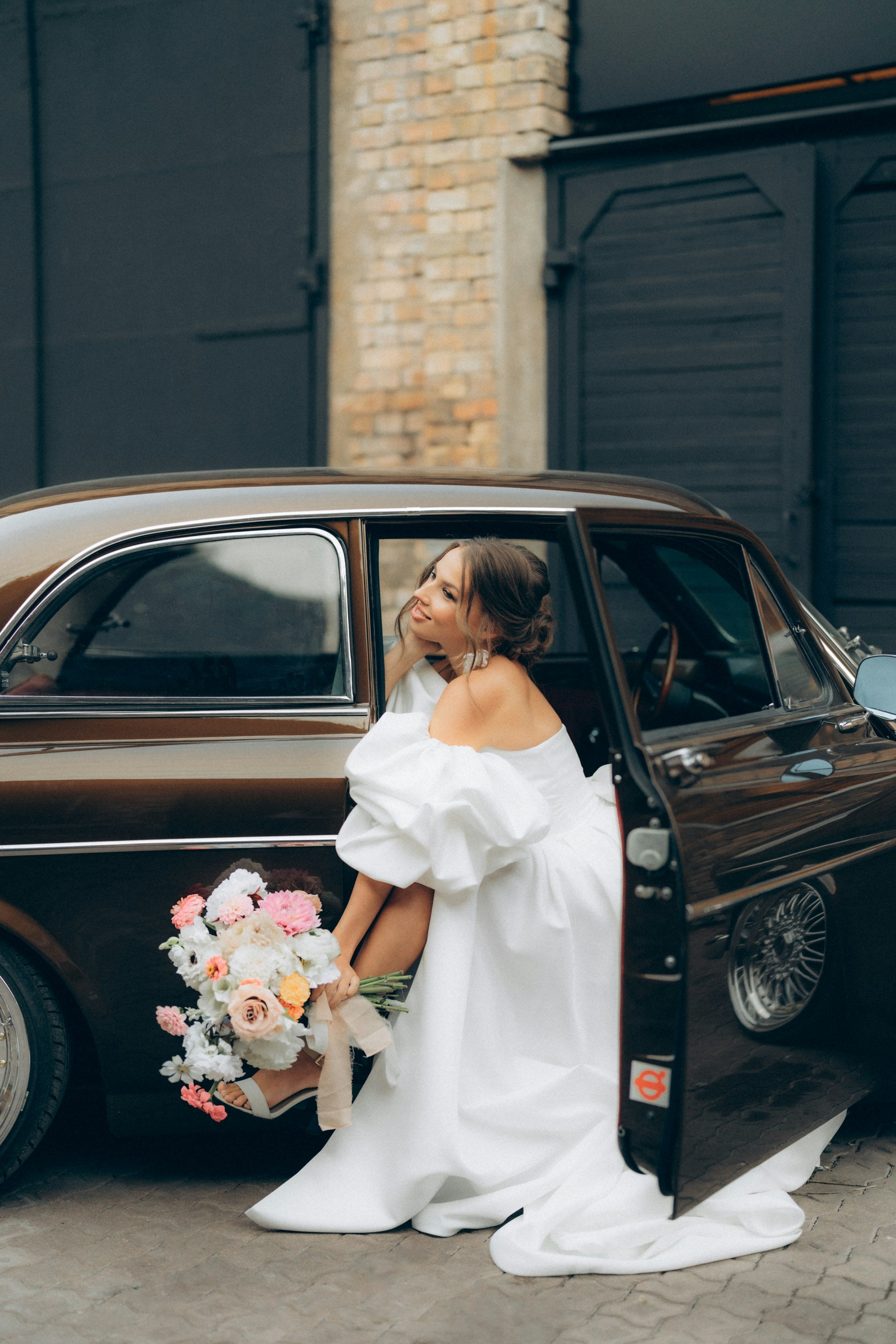 Trouwauto versieren met bloemen - Maak jouw bruiloft onvergetelijk
