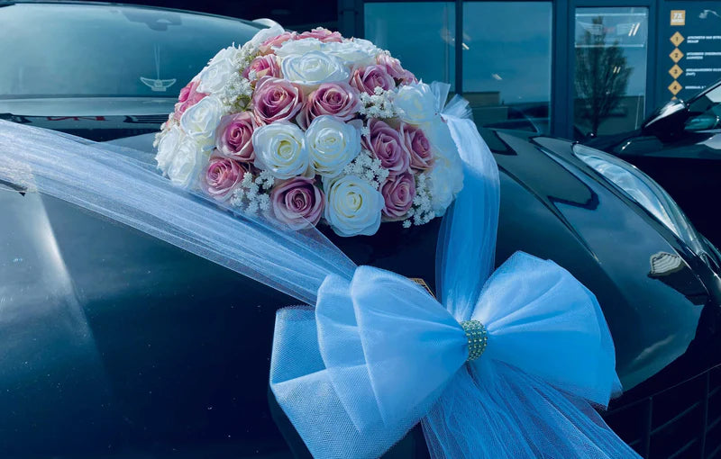 Het kiezen van de juiste bloemen voor de decoratie van uw trouwauto.