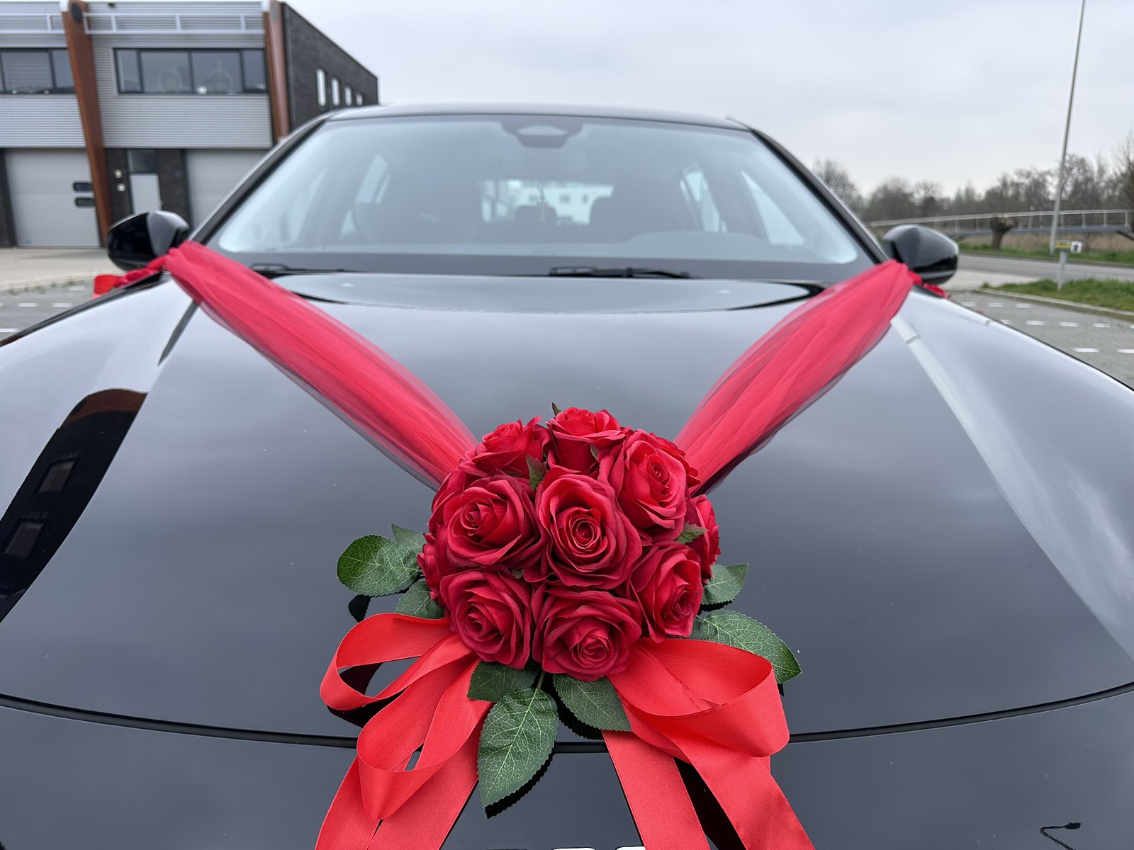 Luxe Trouwauto Decoratie: NICOLE ROOD